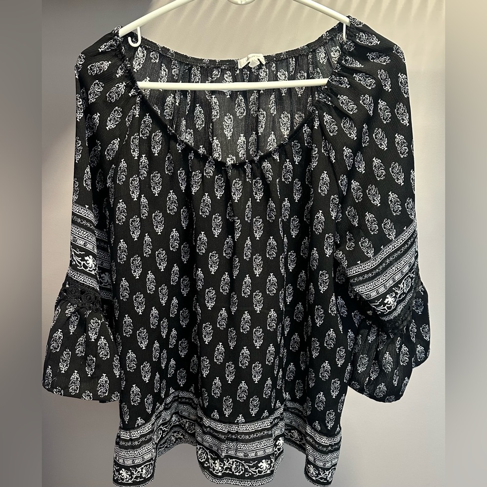 MAURICES size XL Black and White 3/4 length bell-like sleeve blouse